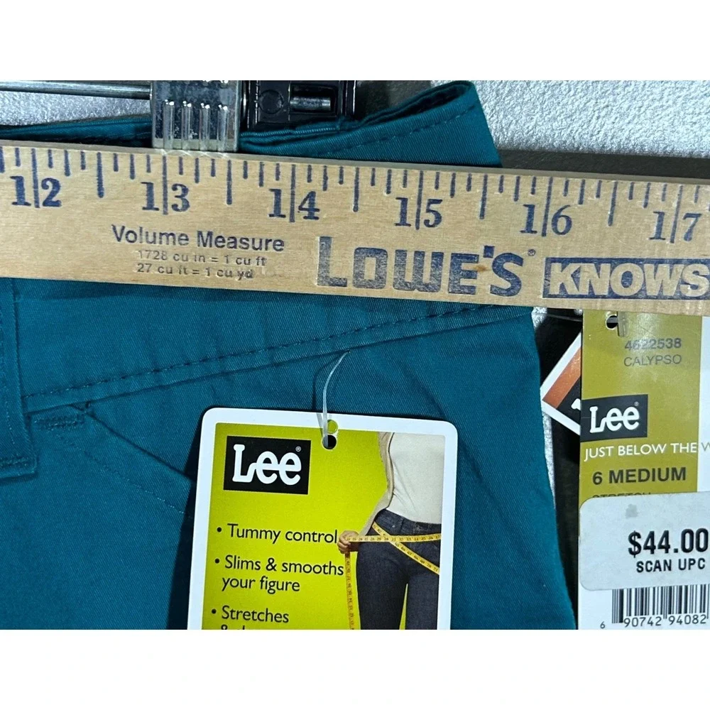 Lee‎ Natural Fit Calypso Teal Shorts Woman's Size 6 Medium NWT Instantly Slims